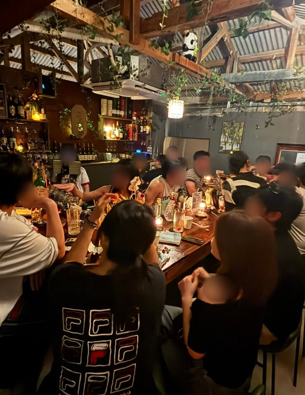 서까래 천장 아래 긴 바 테이블에 손님들이 둘러앉은 제주아홉 홍대점